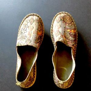 Sakroots beautifully stitched loafers in olive, gold, rust. Very comfortable